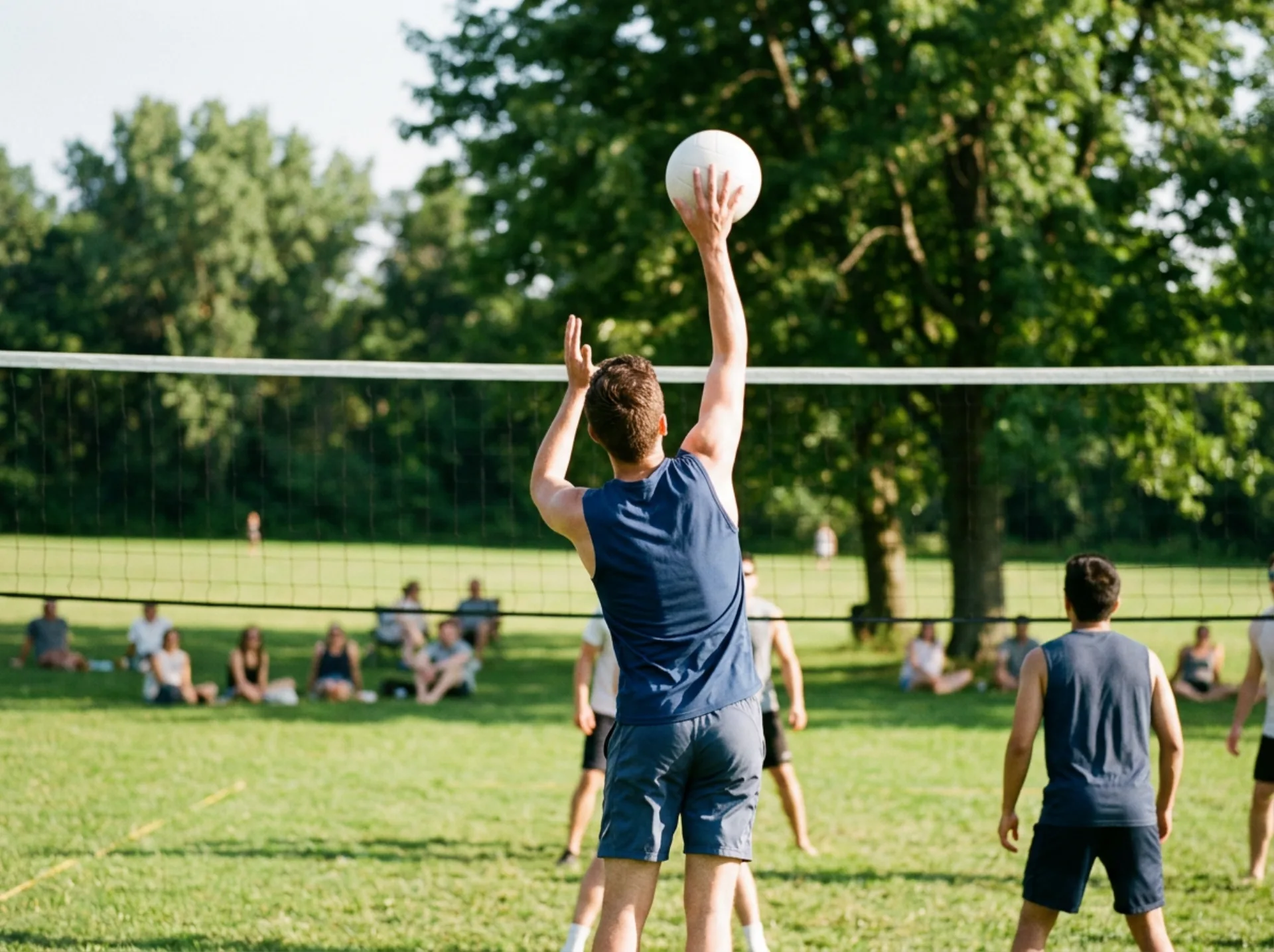 Fase di gioco durante un torneo amatoriale di green volley all'aperto