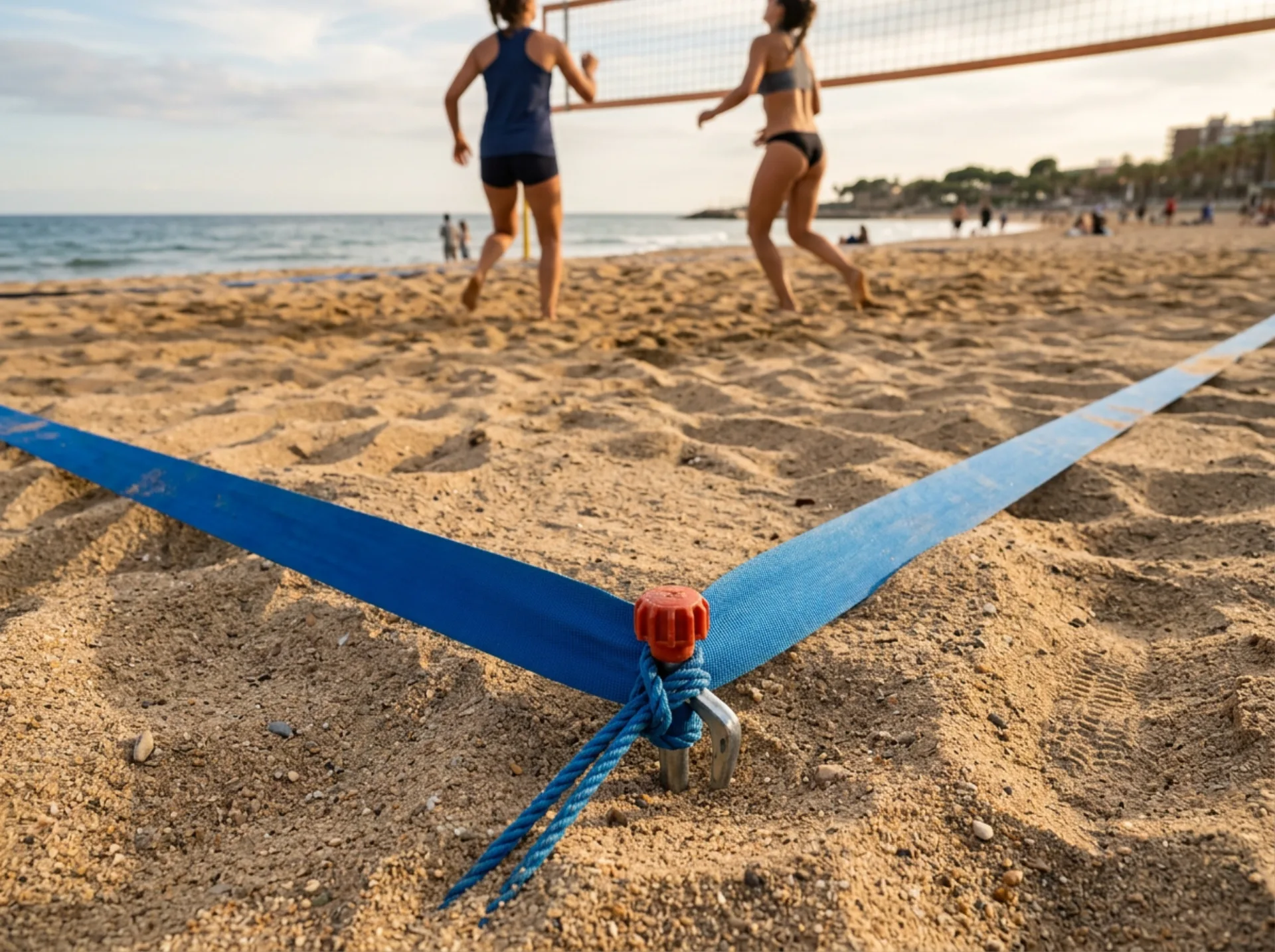 Dettaglio della linea di delimitazione blu di un campo da pallavolo sulla sabbia