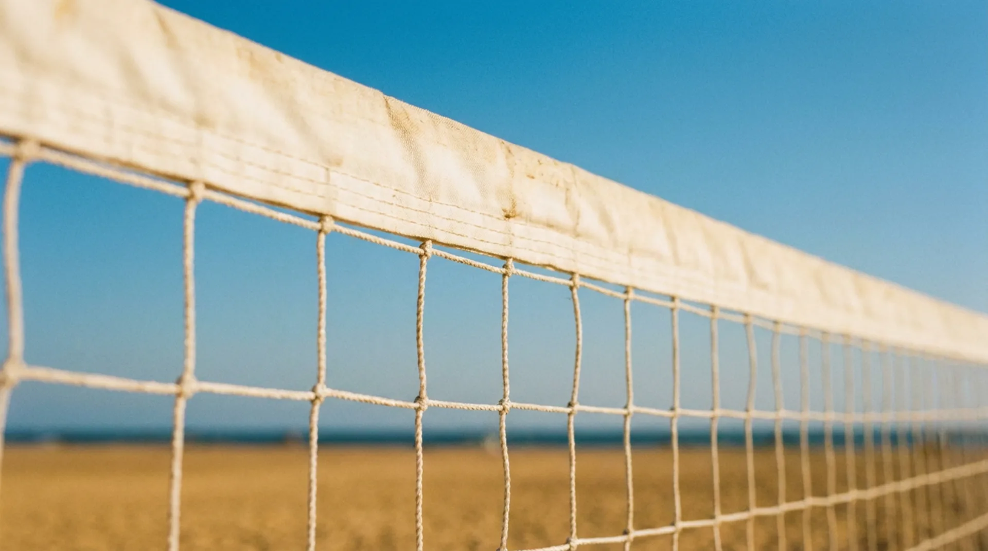 Rete da pallavolo tesa sotto il sole estivo con cielo azzurro