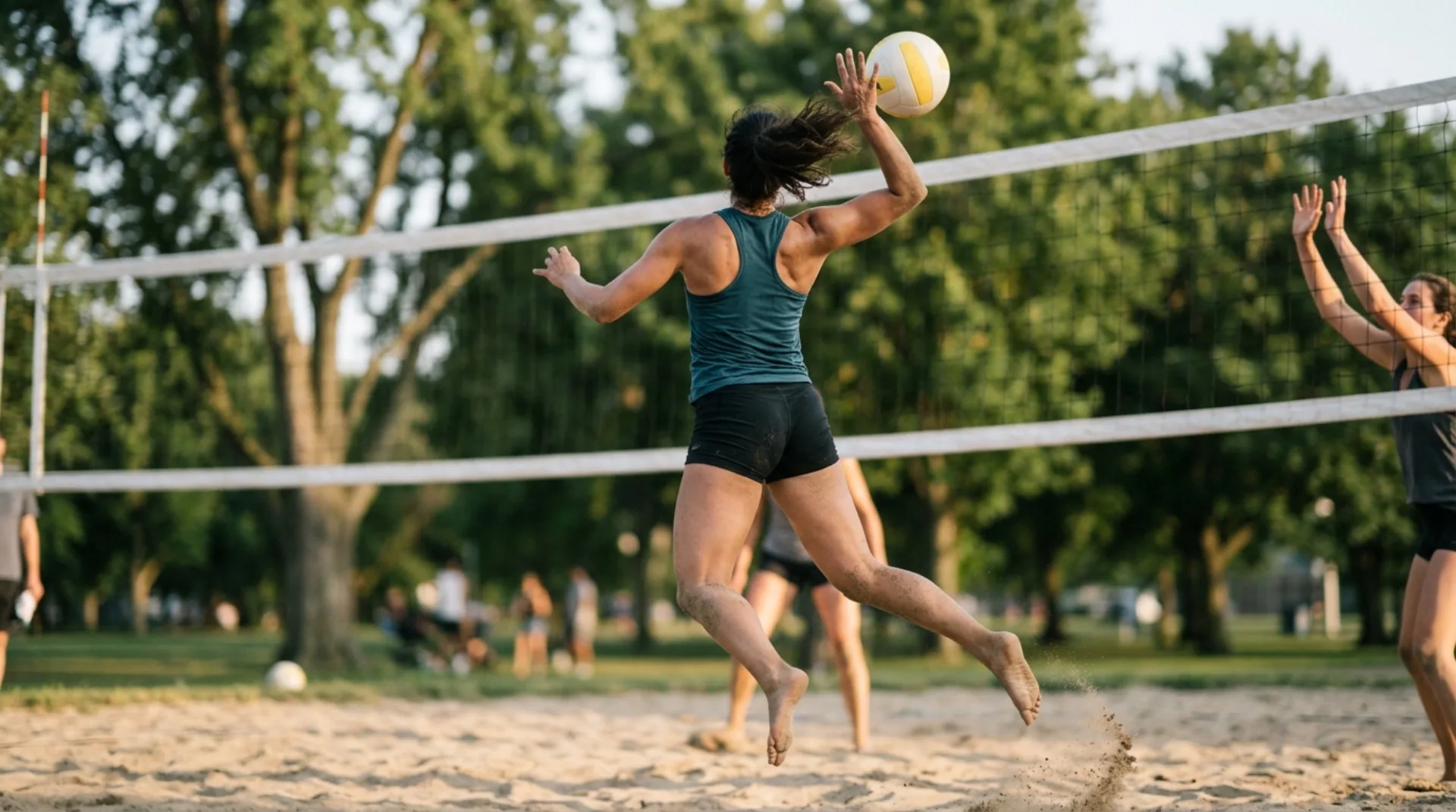Amici che giocano a pallavolo all'aperto in un parco pubblico in estate