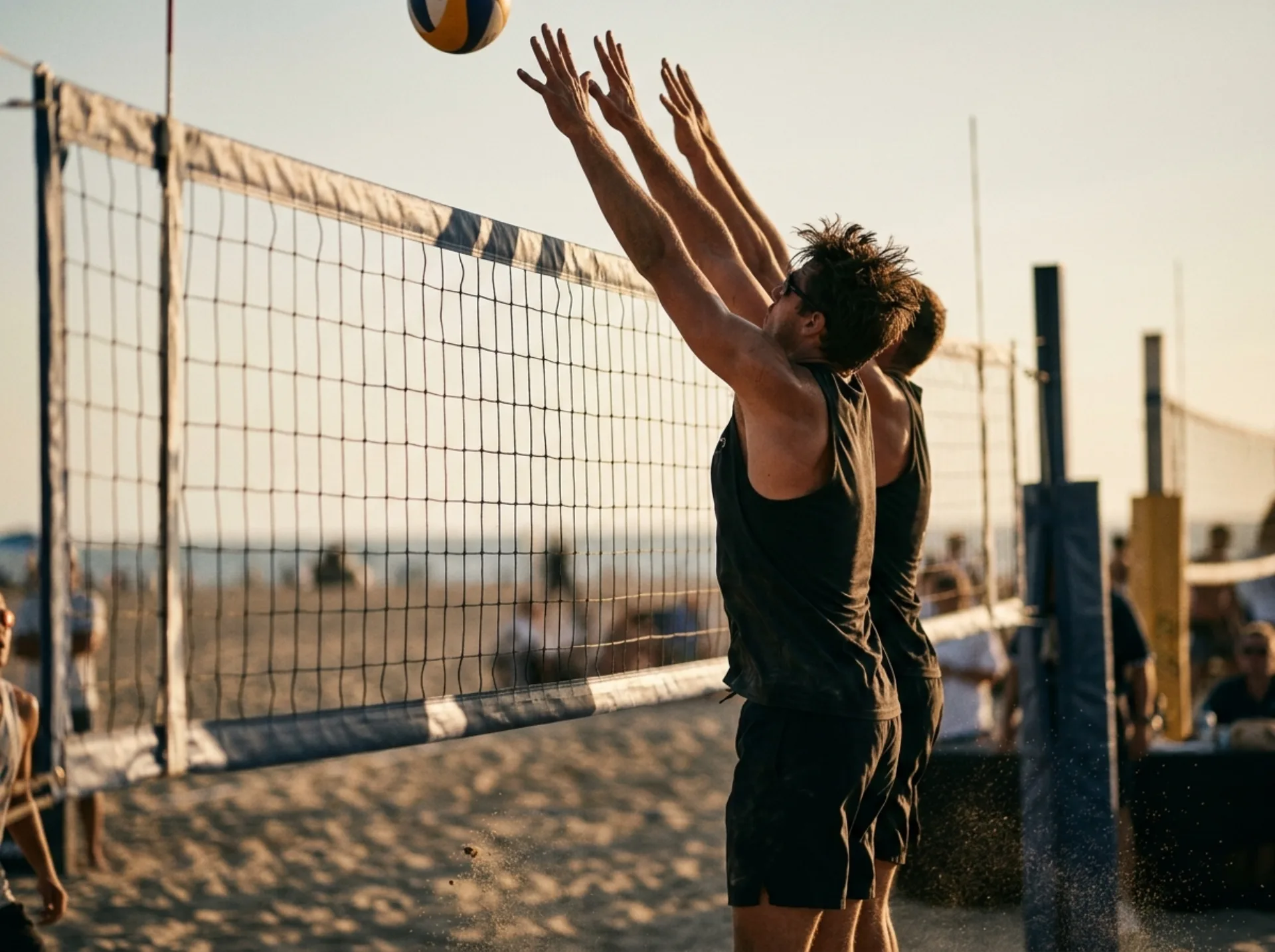 Muro a due mani a rete durante una partita di pallavolo all'aperto
