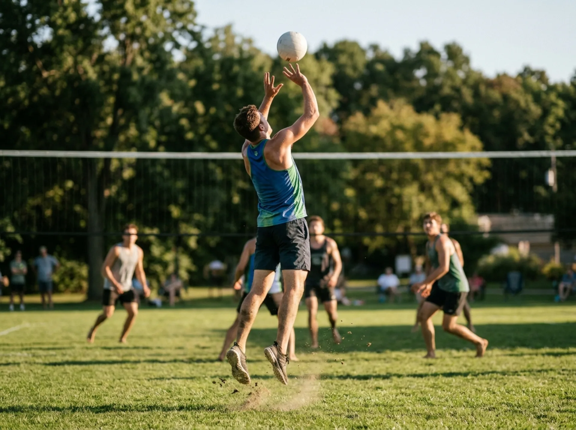 Fase di palleggio in un torneo di green volley sull'erba