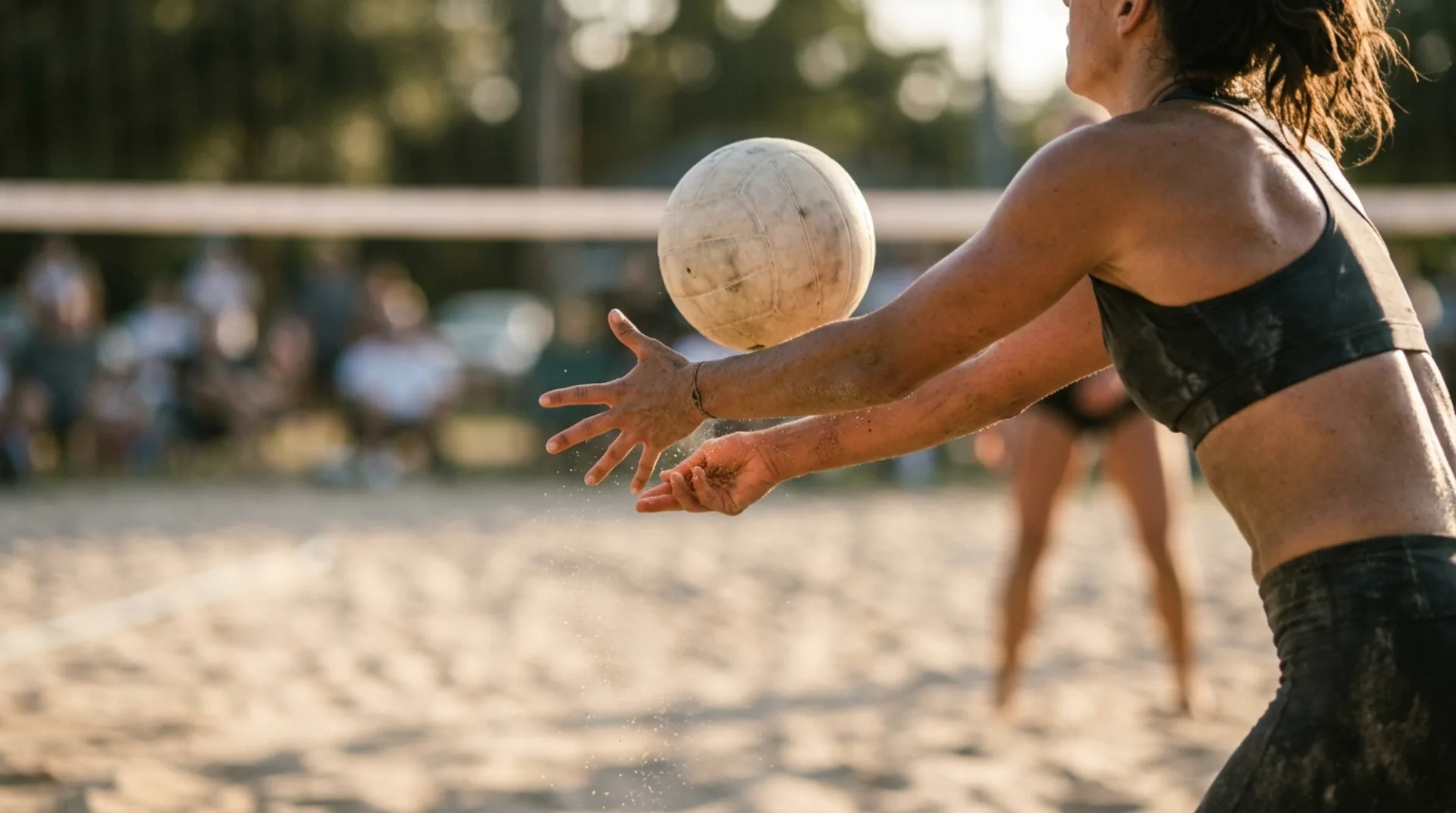 Mani di un palleggiatore che toccano la palla da pallavolo durante un'azione di gioco