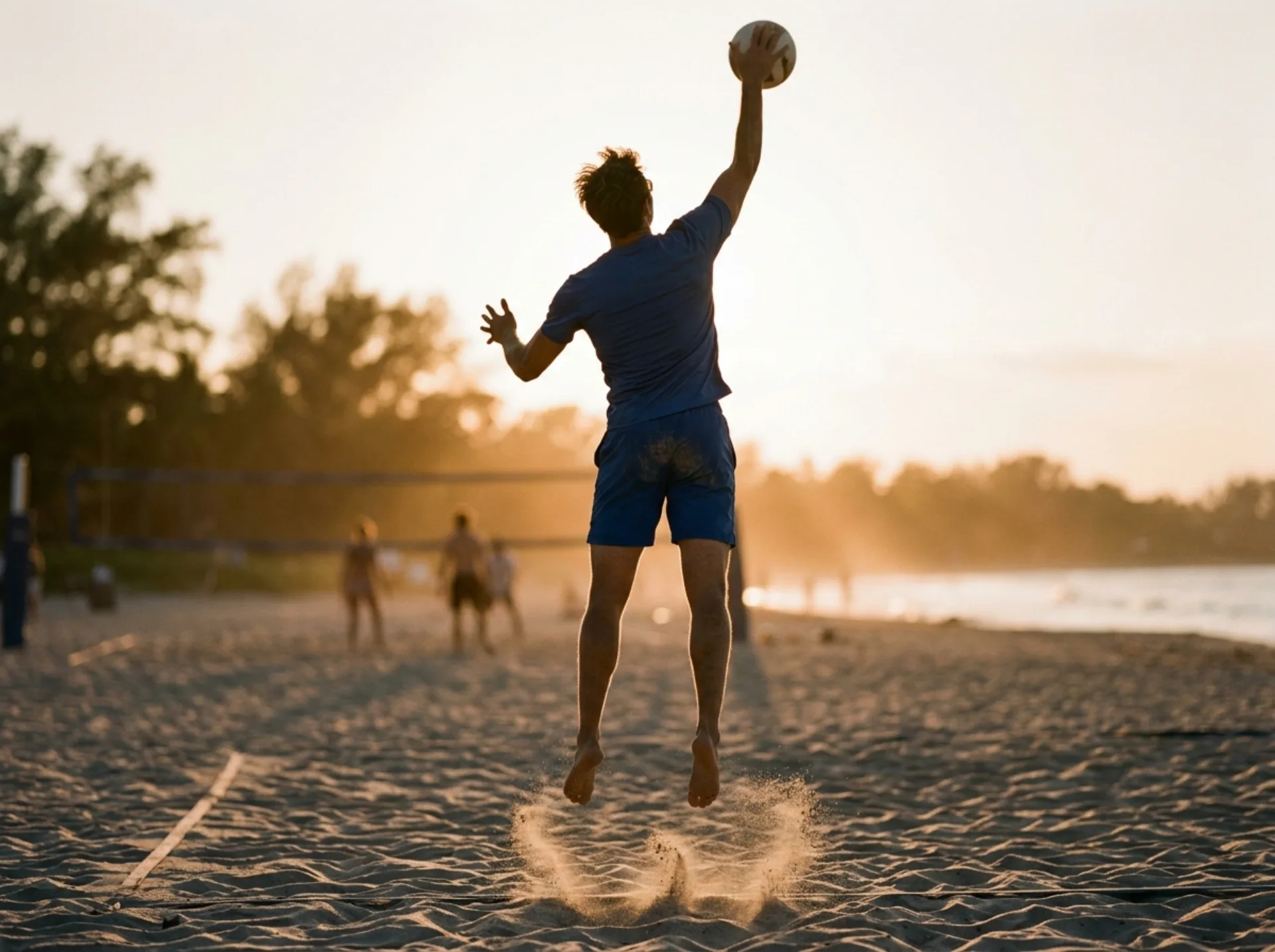 Servizio in salto di un giocatore di beach volley durante una partita pomeridiana