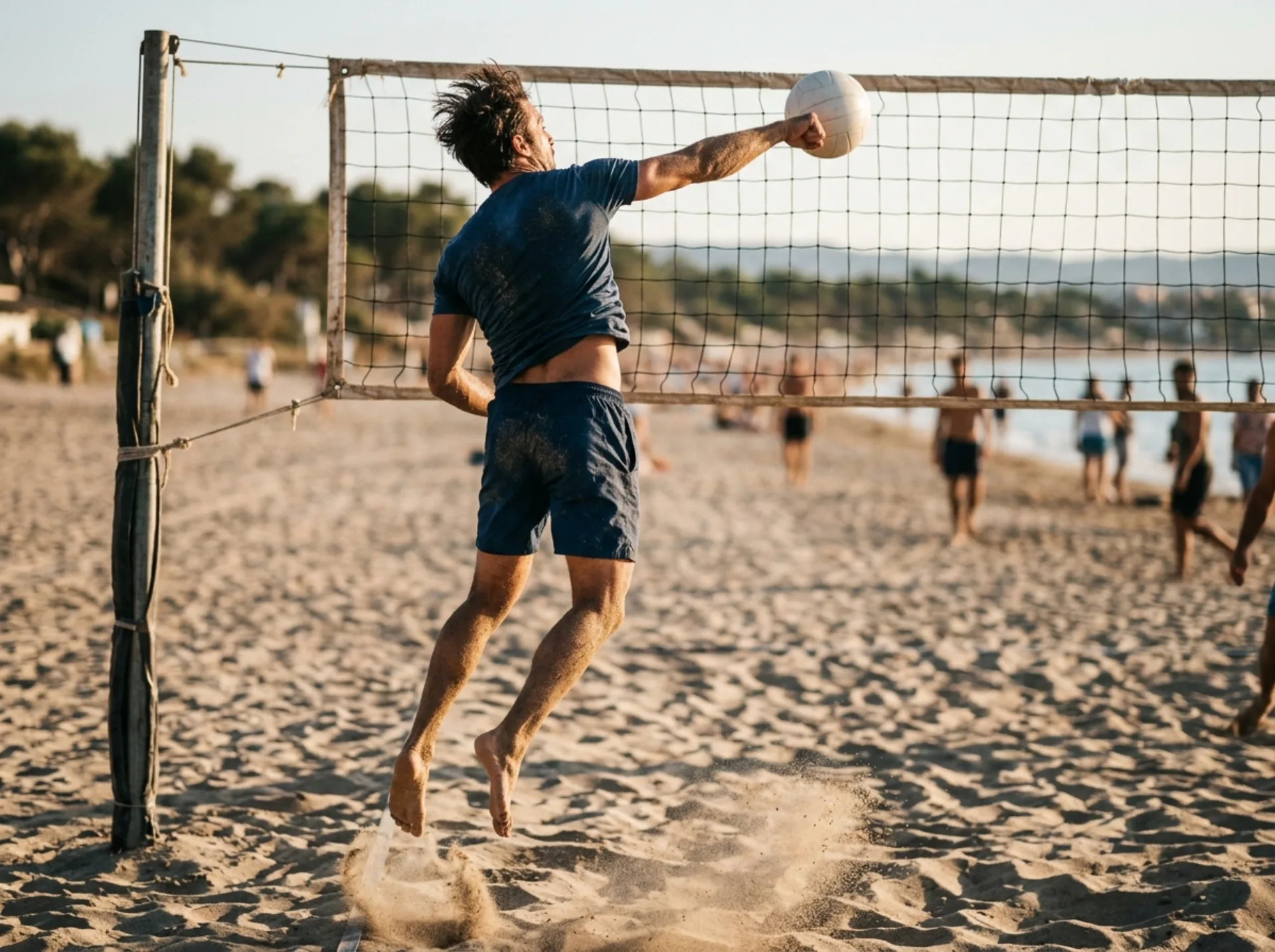Attacco a rete nel beach volley con colpo a nocche chiuse