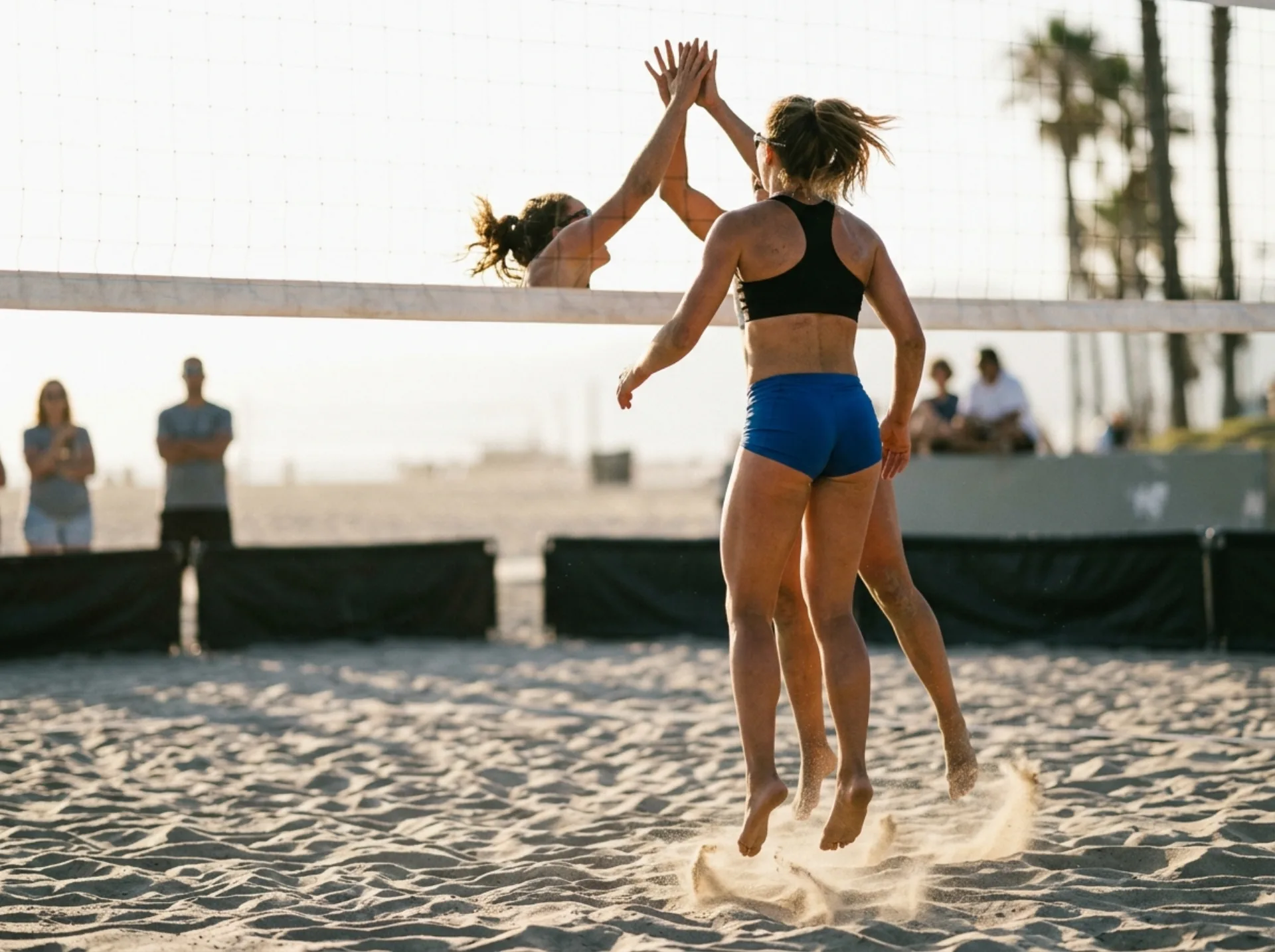 Giocatrici di beach volley che festeggiano un punto sulla sabbia