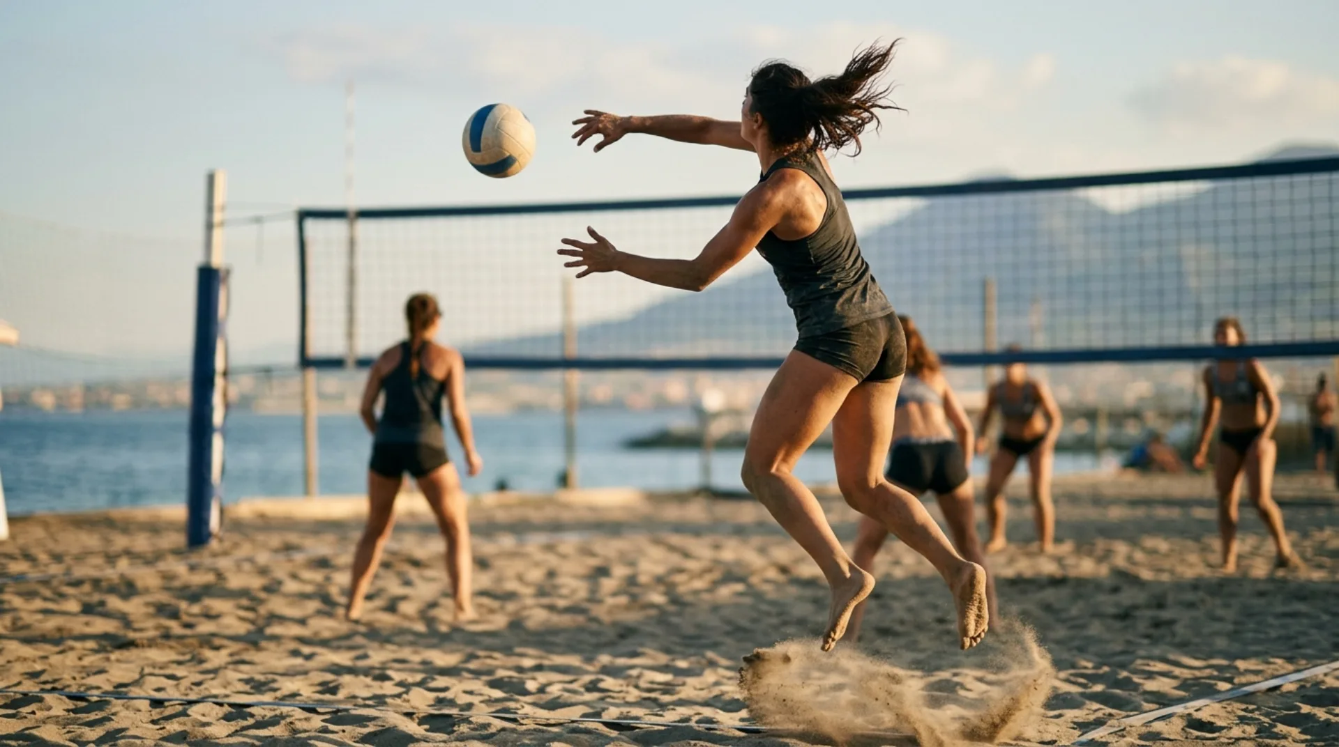Un pallone da pallavolo in volo nel cielo azzurro durante una partita all'aperto