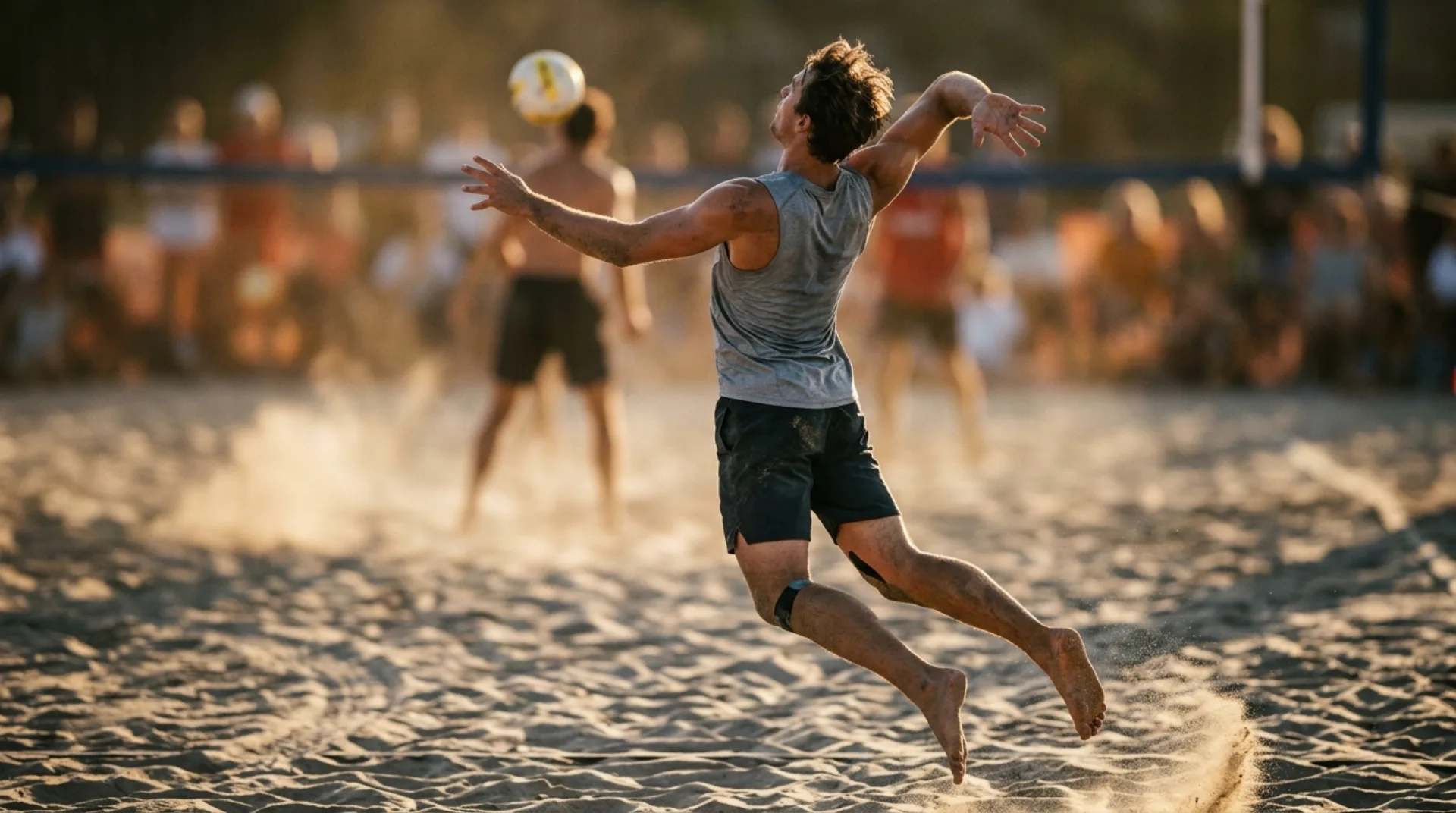 Un pallone da beach volley sulla sabbia bagnata di una spiaggia al mattino