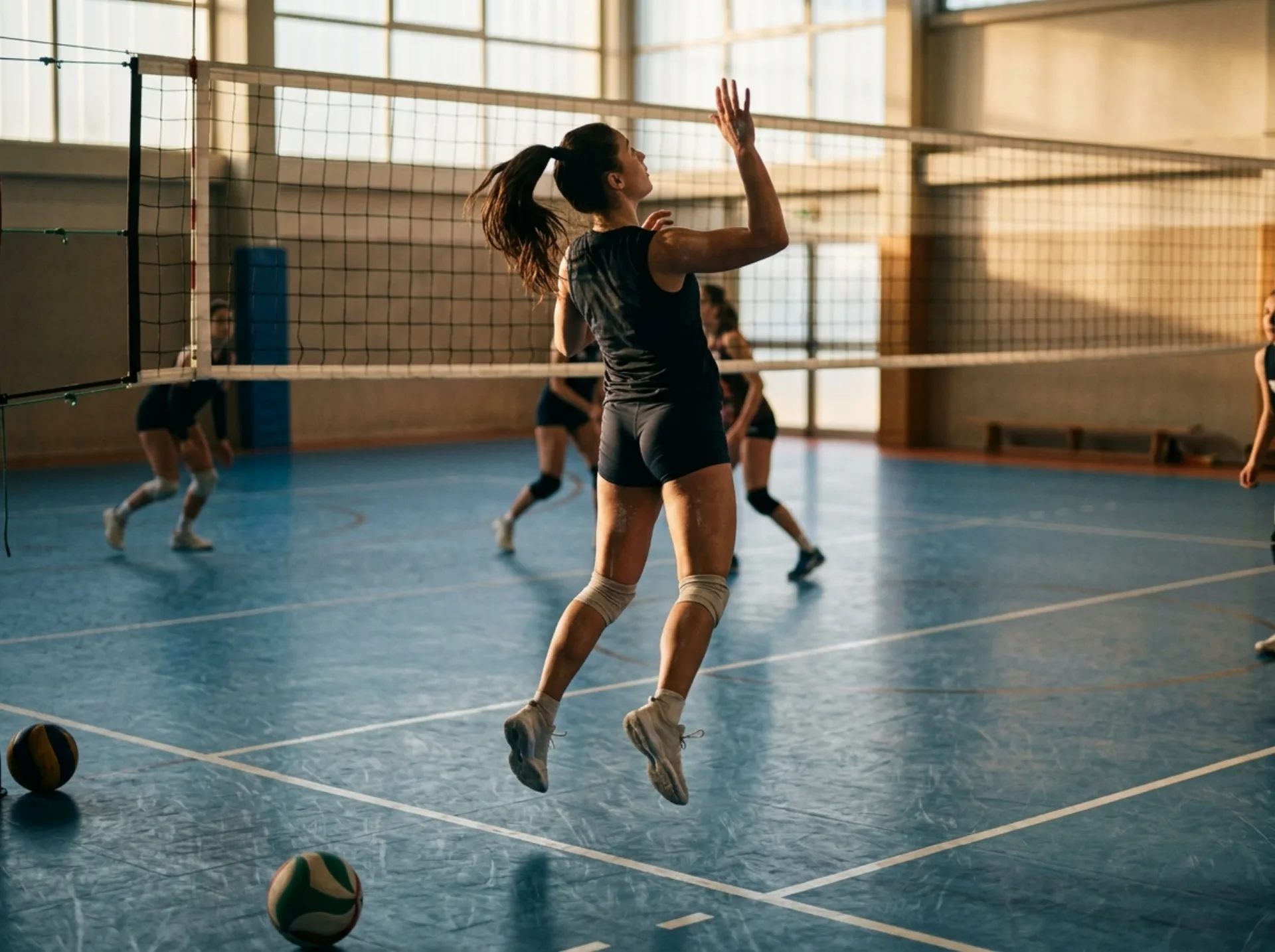 Rete da pallavolo tesa e linee del campo tracciate su pavimento azzurro
