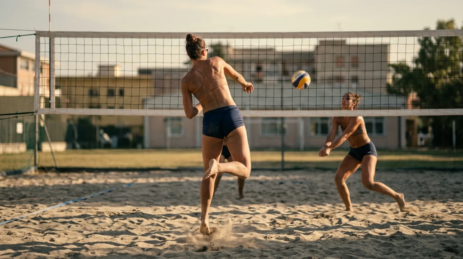 Palestra scolastica a Napoli con campo da pallavolo allestito e rete tesa
